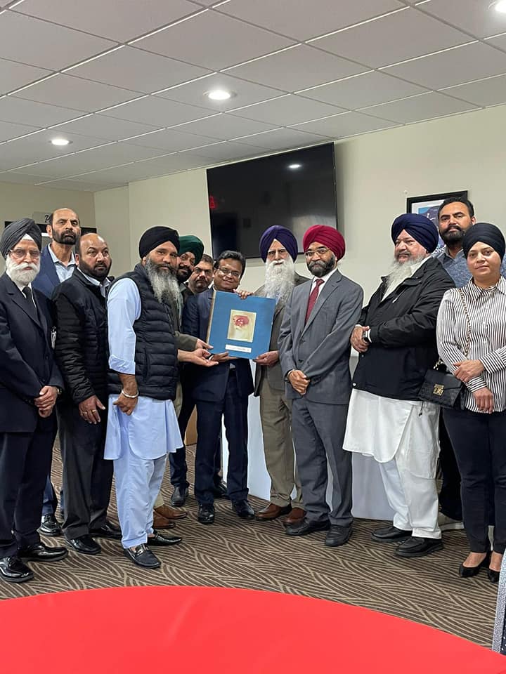 Consul General met representatives of the Sikh community in Wisconsin and presented to them a book on the life and ideals of Sri Guru Nanak Dev Ji.